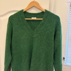 Pistola Fuzzy Green Kit V-Neck Sweater small